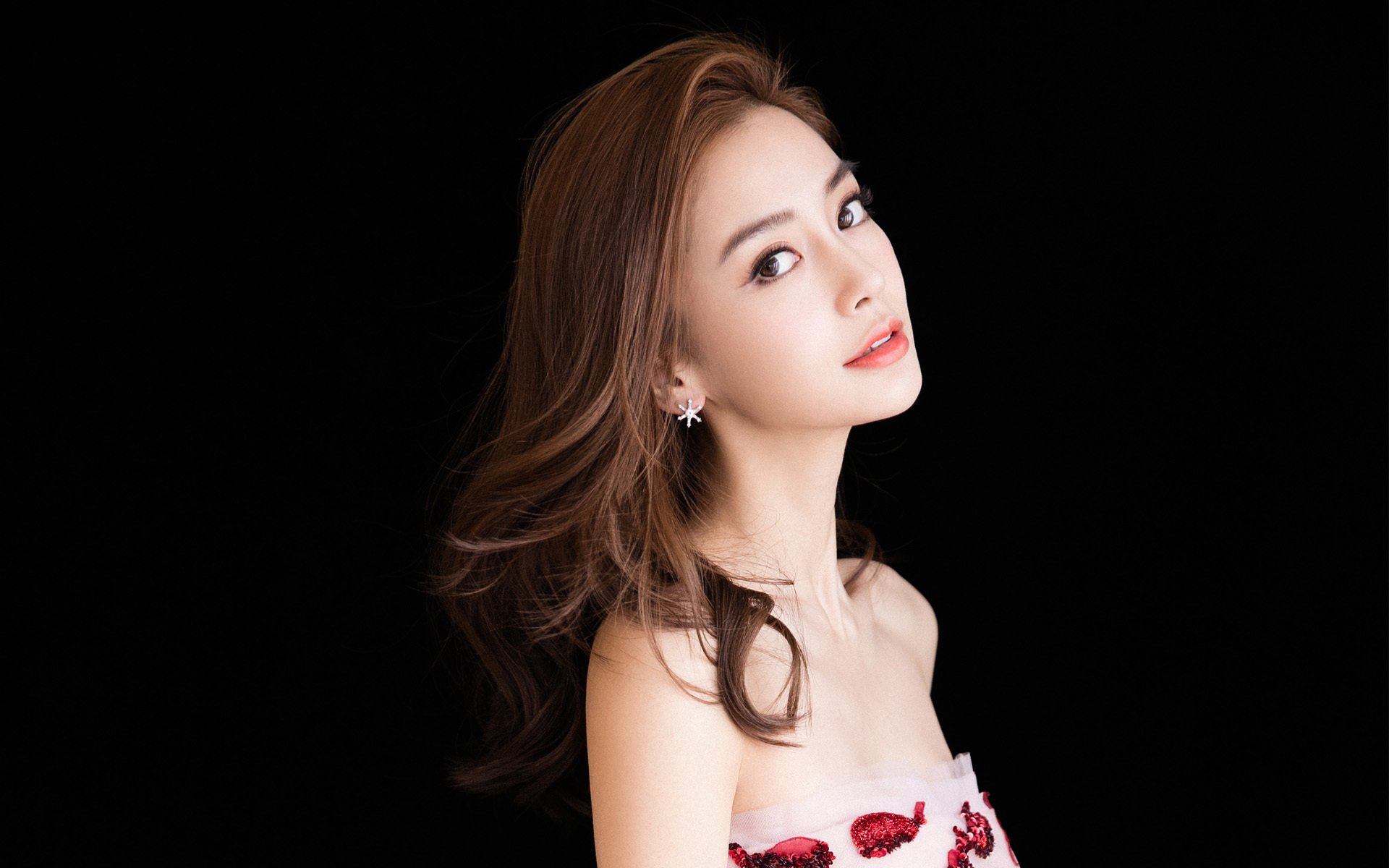 开云体育平台-中路推进密度是否决定整场进攻主轴走势